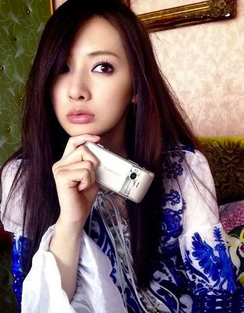 北川景子最新封面引發(fā)討論，呼吁尊重個(gè)人隱私與職業(yè)道德，共同維護(hù)良好網(wǎng)絡(luò)環(huán)境——涉黃問(wèn)題需引起警惕