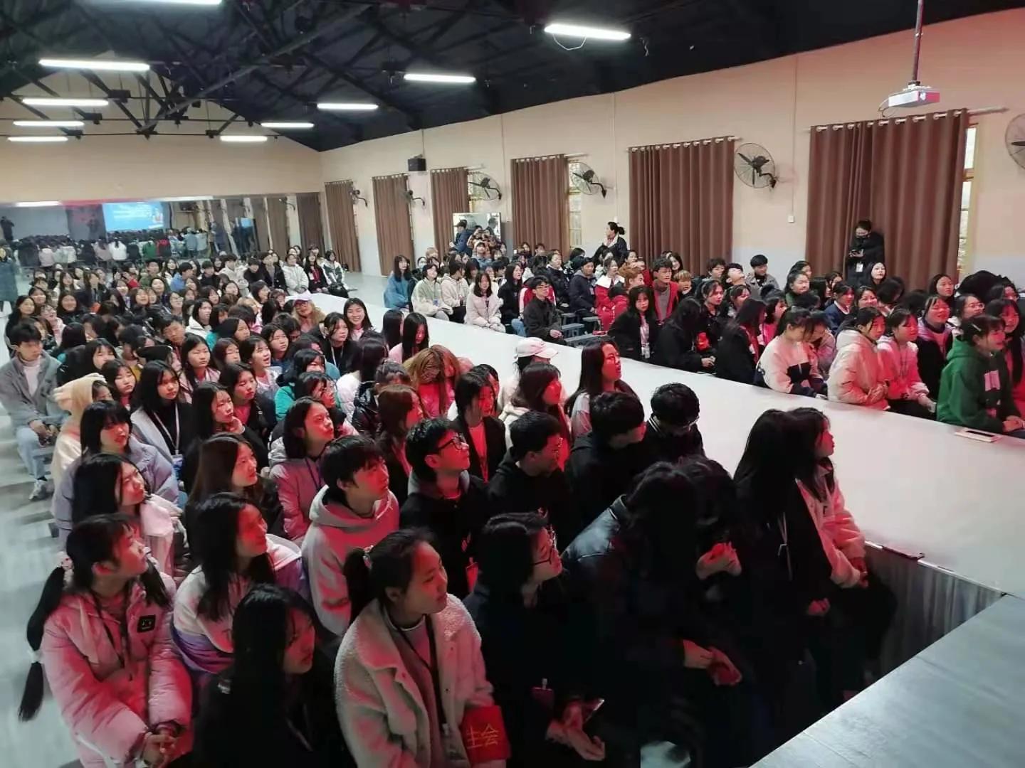 最新安全監(jiān)管服裝，小巷中的探索之旅安全保障裝備