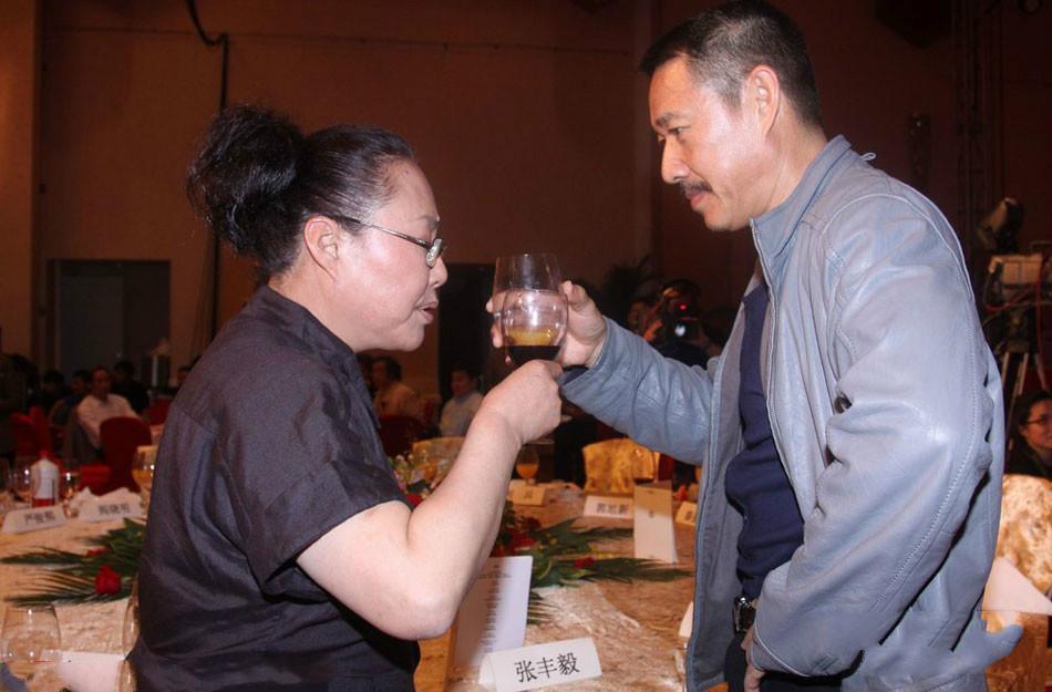 今夜有戲，友情、夢(mèng)想與家的溫馨故事最新章節(jié)列表