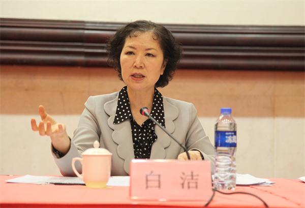 科技新品引領(lǐng)未來(lái)，鄭局長(zhǎng)與白潔共創(chuàng)智能生活新篇章