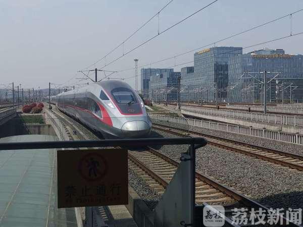 南京南站小女孩與最新科技產品的獨特魅力介紹